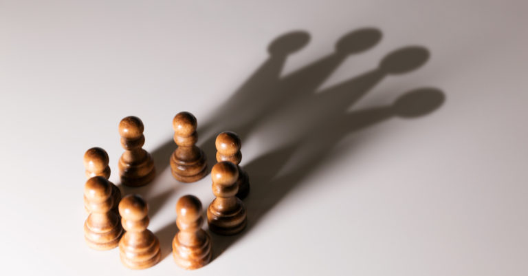 Risk assessment in contracts represented by crown of chess pawns